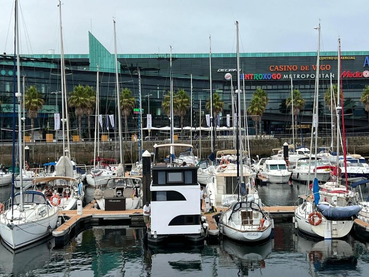 Casa Flotante En El Puerto De Vigo - Different Charter Hotel Exterior photo