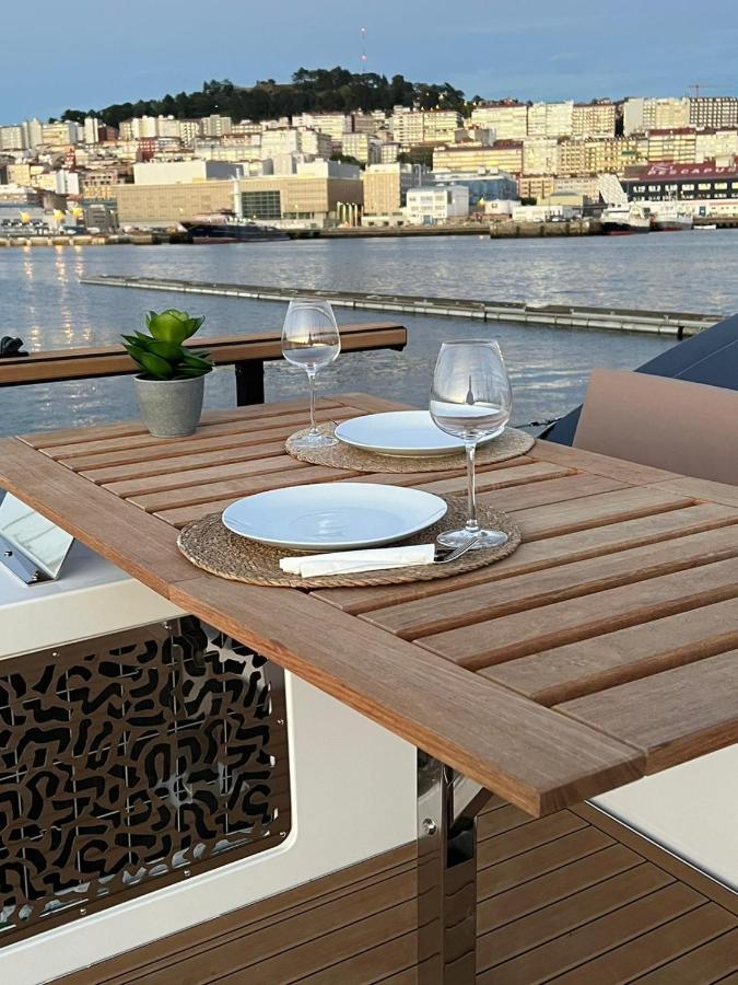 Casa Flotante En El Puerto De Vigo - Different Charter Hotel Exterior photo