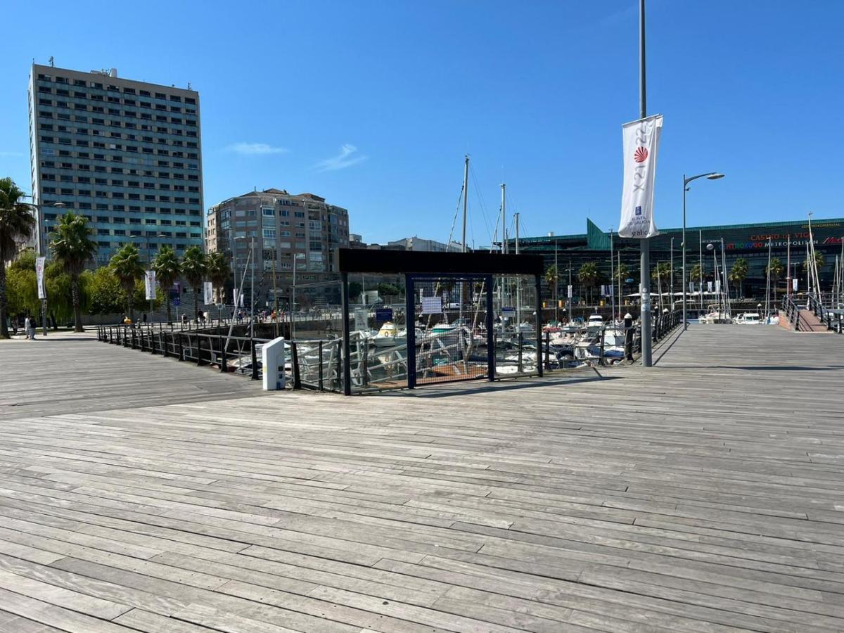 Casa Flotante En El Puerto De Vigo - Different Charter Hotel Exterior photo
