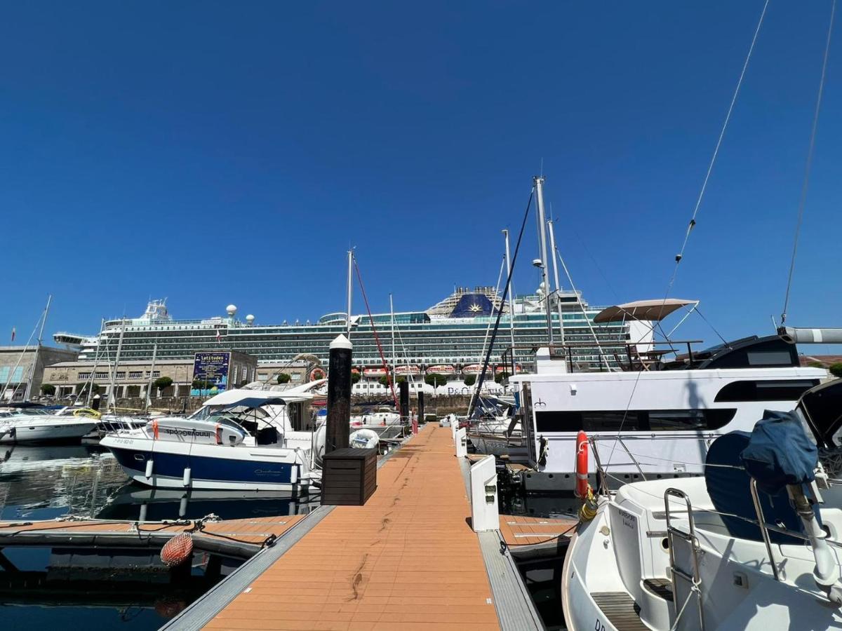 Casa Flotante En El Puerto De Vigo - Different Charter Hotel Exterior photo