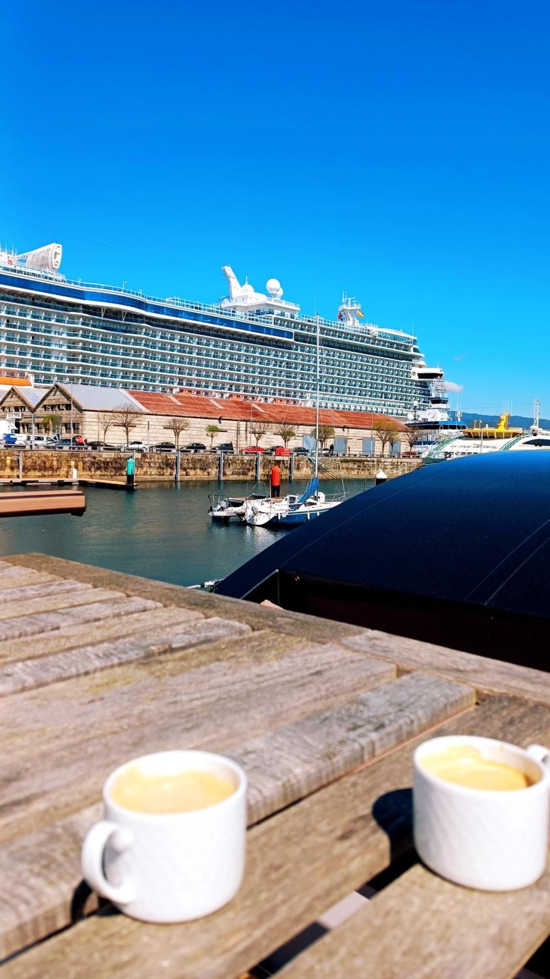 Casa Flotante En El Puerto De Vigo - Different Charter Hotel Exterior photo
