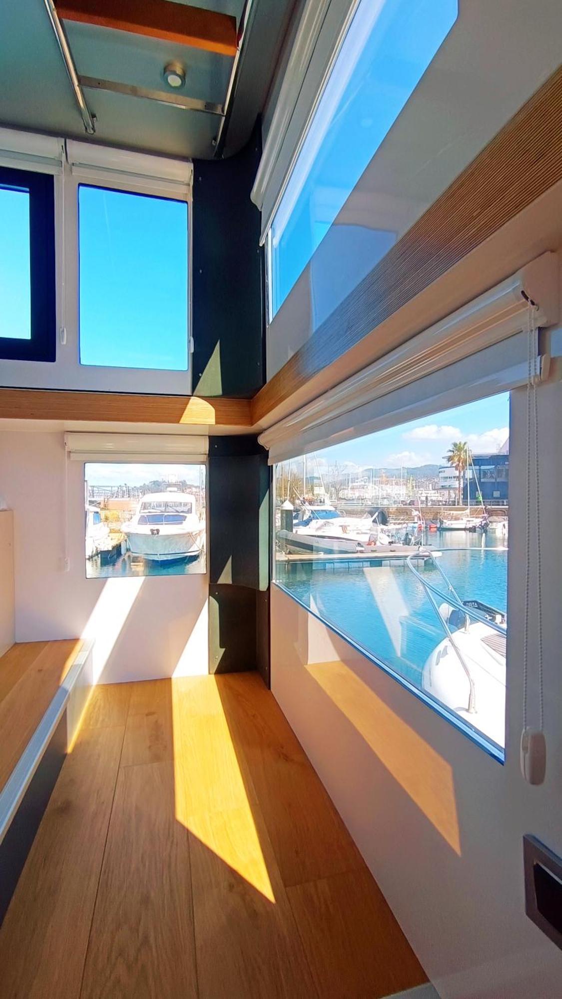 Casa Flotante En El Puerto De Vigo - Different Charter Hotel Exterior photo