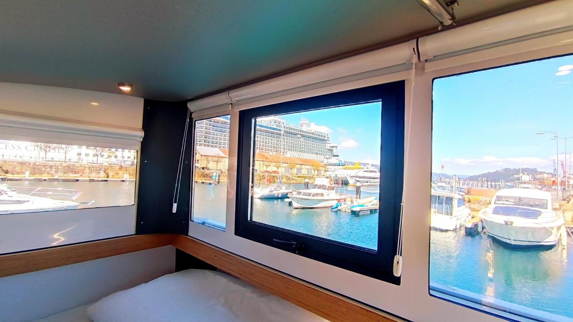 Casa Flotante En El Puerto De Vigo - Different Charter Hotel Exterior photo