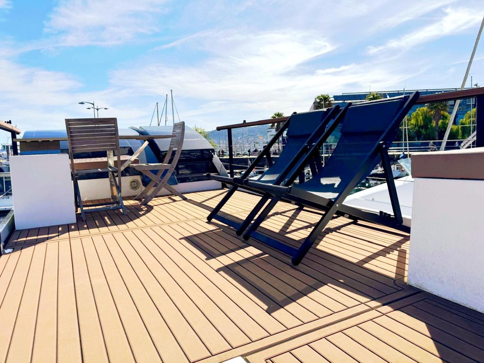 Casa Flotante En El Puerto De Vigo - Different Charter Hotel Exterior photo